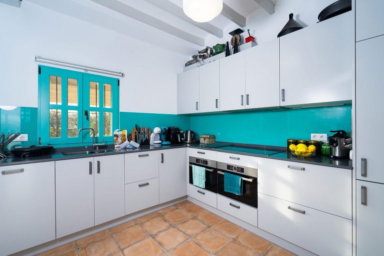 Kitchen of a holiday home for six people in Dénia - Aguila Rent a Villa