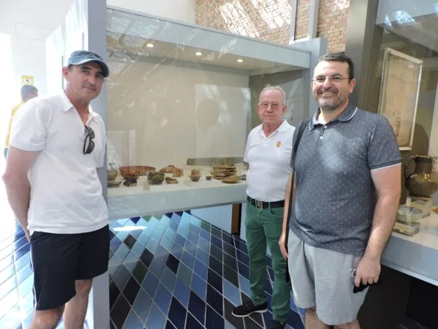 Manuel Sánchez Valentín dona al Museu de la Mar de Dénia un conjunto de cerámicas del siglo I a.C. halladas junto a la escollera norte del puerto 1 Imagen: Donación de Manuel Sánchez al Museu de la Mar