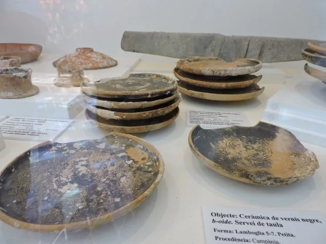 Manuel Sánchez Valentín dona al Museu de la Mar de Dénia un conjunto de cerámicas del siglo I a.C. halladas junto a la escollera norte del puerto 2 Imagen: Donación de Manuel Sánchez al Museu de la Mar