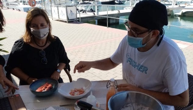 Imagen: El chef presenta su elaboración en el acto del Día Mundial de la Tapa