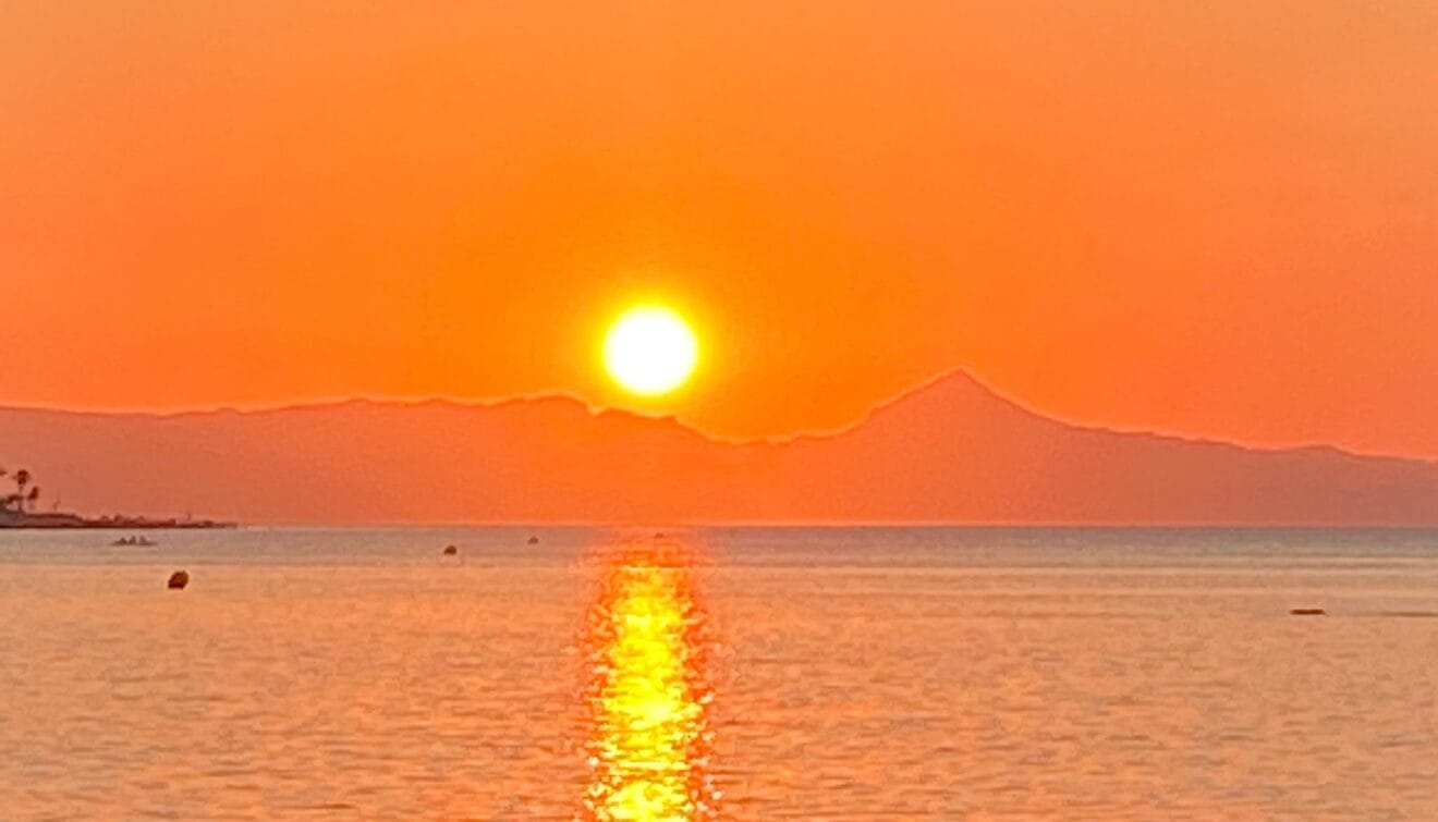 El sol sobre la playa de Dénia