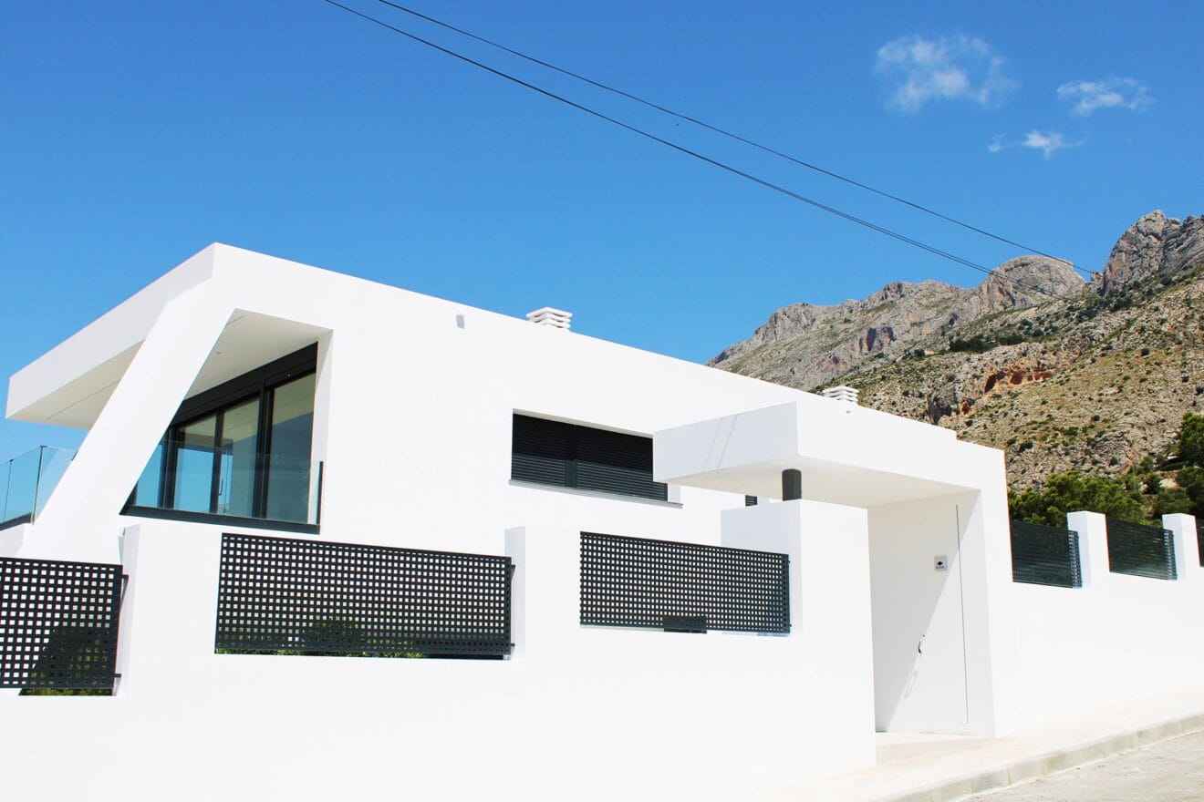 Entrada a la vivienda unifamiliar de GV Arquitecnia acabada recientemente en Altea