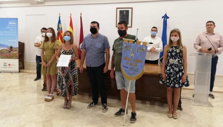 Entrega del banderín de mejor Llibret 2020 a la Falla Saladar