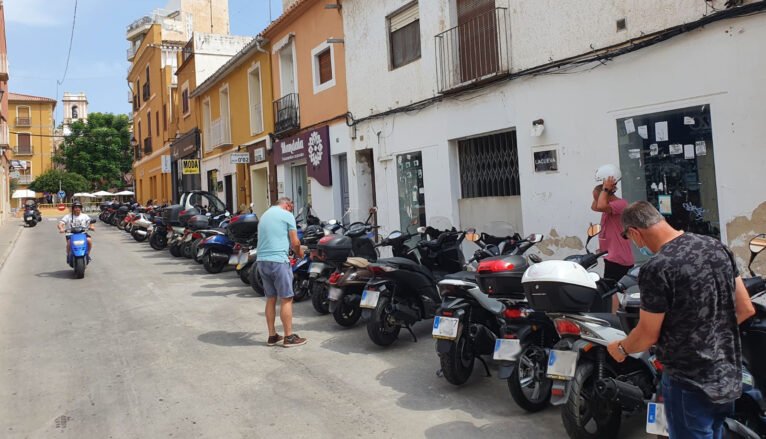 Estacionamiento de motocicletas lleno junto a la Glorieta