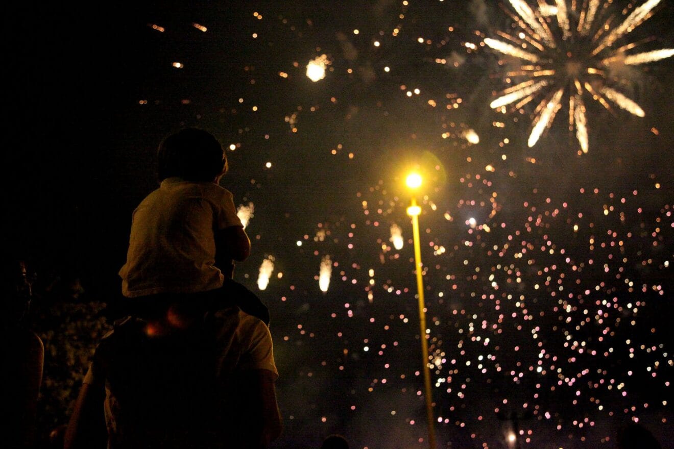 Familia disfrutando del castillo de fuegos artificiales de Dénia