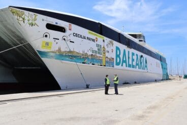 ferry de balearia que promociona los aceites de oliva espanoles