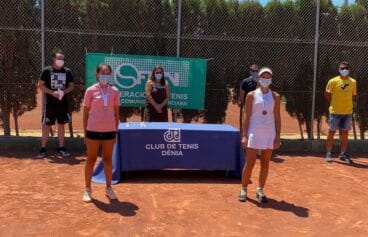 finalistas femeninas con sus trofeos
