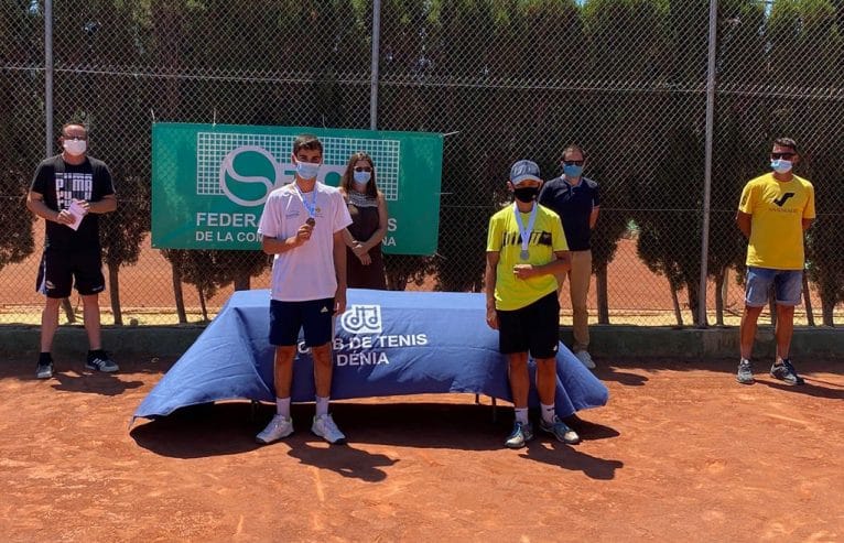 Finalistas masculinos con sus trofeos