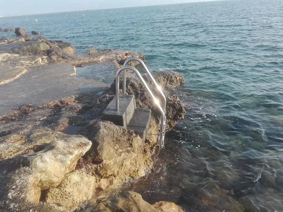 Instalación de escaleras en las calas de Dénia