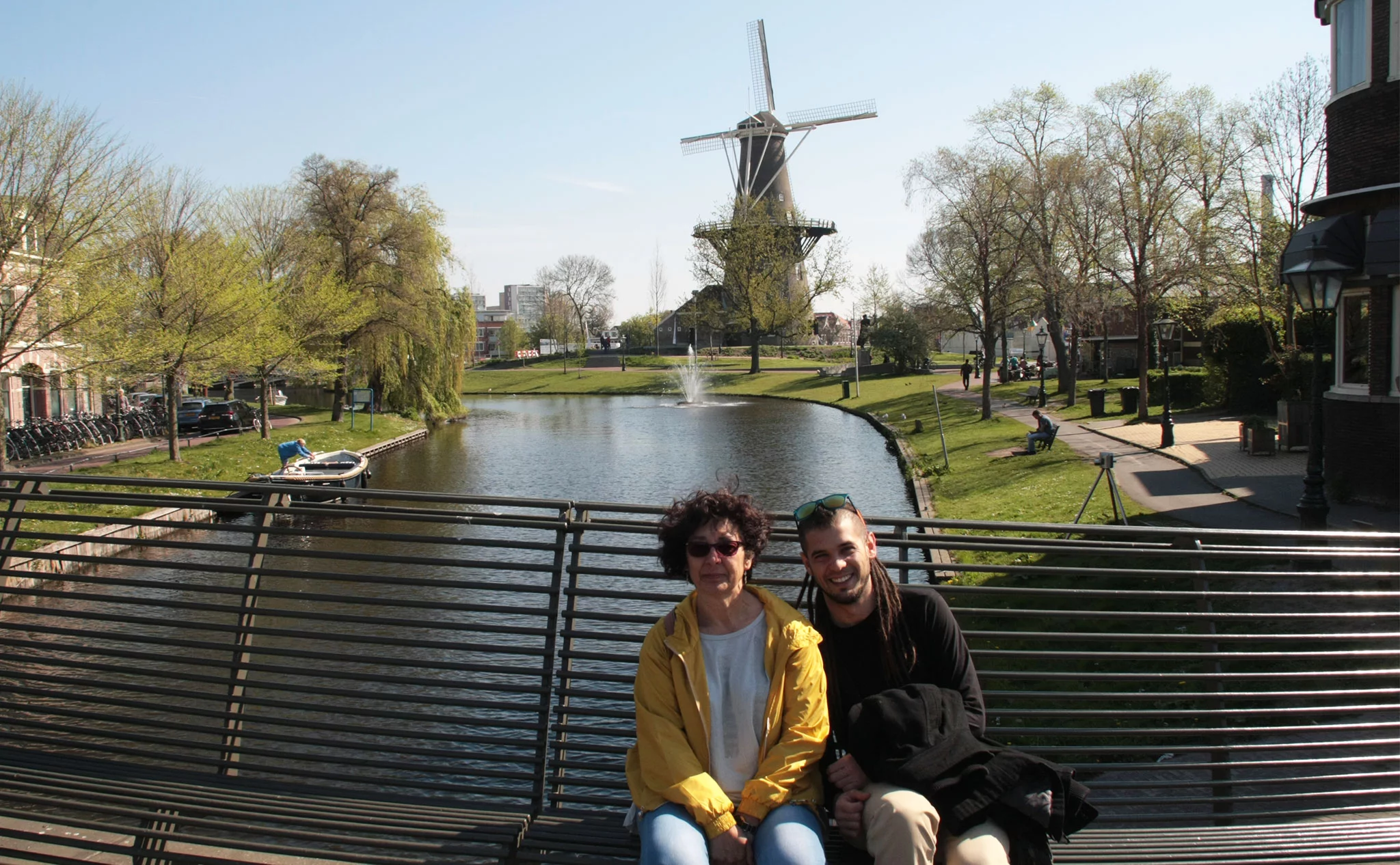 Jaume Pineda haciendo turismo con su madre en Leiden, una pequeña y bonita ciudad cerca de La Haya
