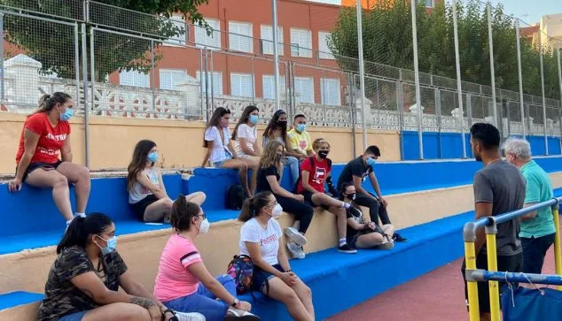 Primera toma de contacto de las féminas del CD Dénia 2 Imagen: Jugadoras del CD Dénia en el campo Rodat