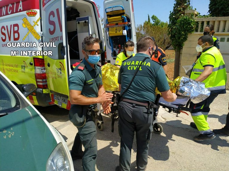 La garde civile transfère l'octogénaire en ambulance