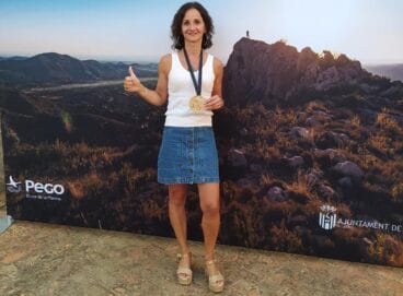 Laurence Rastell con su medalla