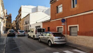 Los vehículos mal estacionados impiden la circulación