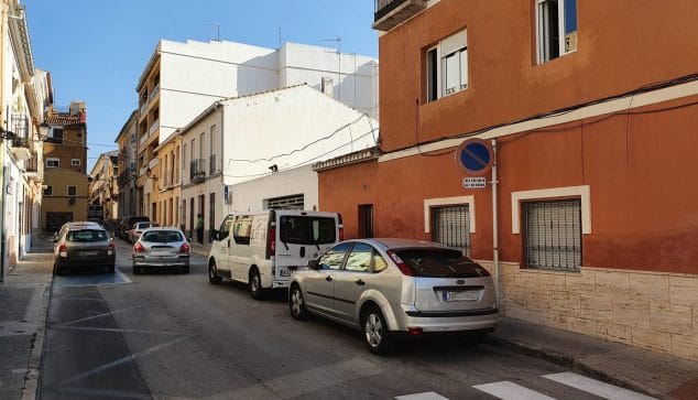 Imagen: Los vehículos mal estacionados impiden la circulación