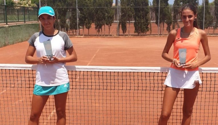 Lucía Molines con su trofeo