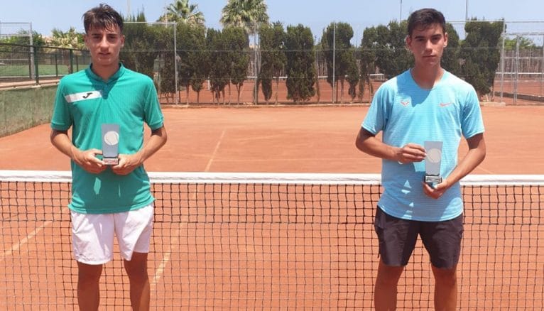 Miguel Molines y Hugo Fuentes con sus trofeos