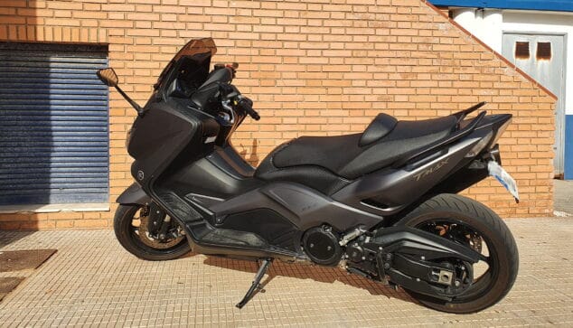 Imagen: Motocicleta estacionada en una acera de Dénia