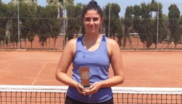 neus ramos con su trofeo