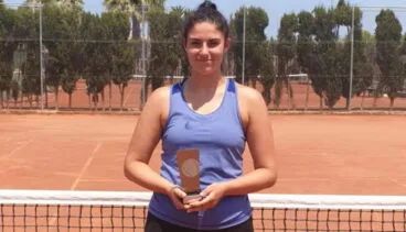 neus ramos con su trofeo