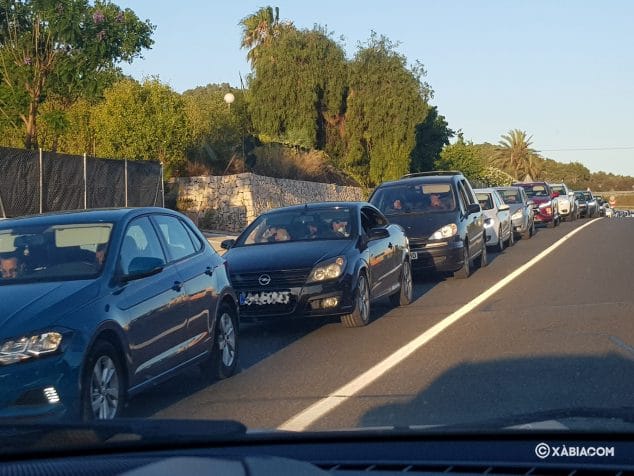 Largas colas de coches para acceder a la AP-7 tras pasar el día en las playas de la comarca 2 Imagen: Retenciones en la carretera de la salida de la Marina Alta