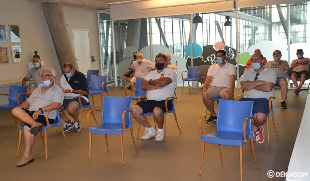 Presentada la nueva directiva que acompañará a Juan Benavente al frente del CD Dénia 2 Imagen: Socios asistentes al acto