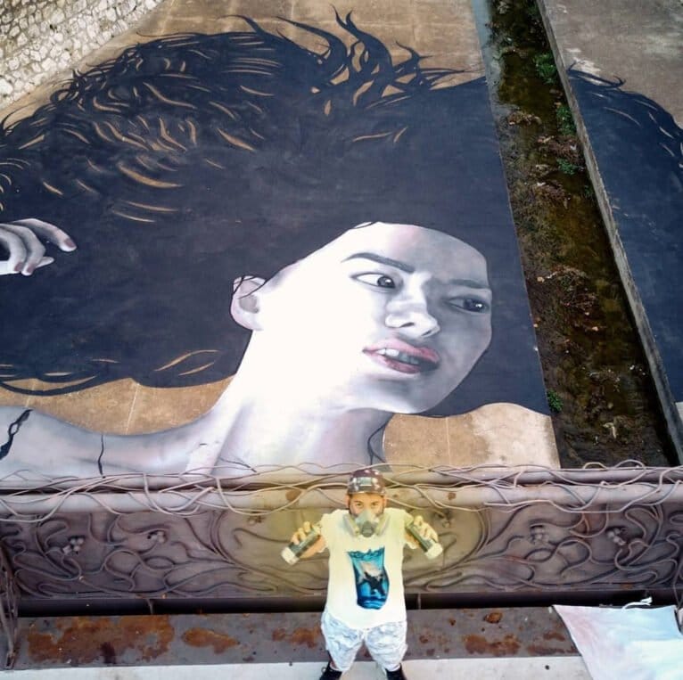 Tardor junto a su último mural