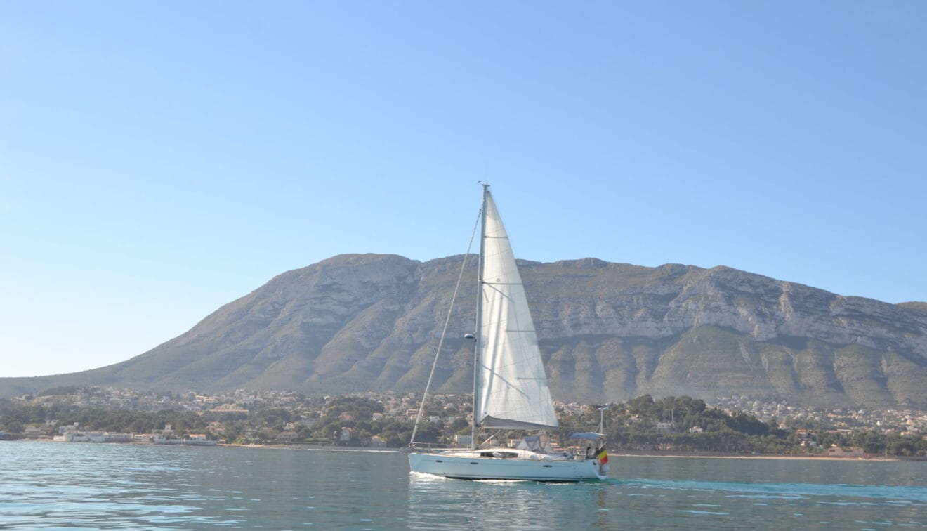 Velero frente al Montgó