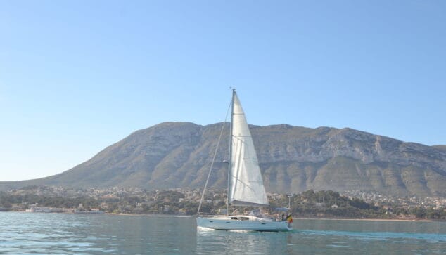 Imagen: Velero frente al Montgó