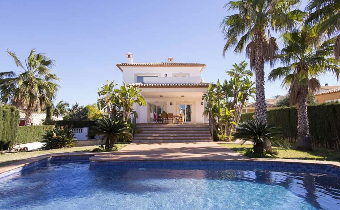 Villa con piscina en alquiler con Deniasol
