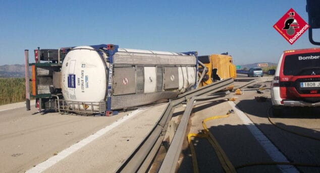 Imagen: Vuelca un camión de gasóleo en Dénia