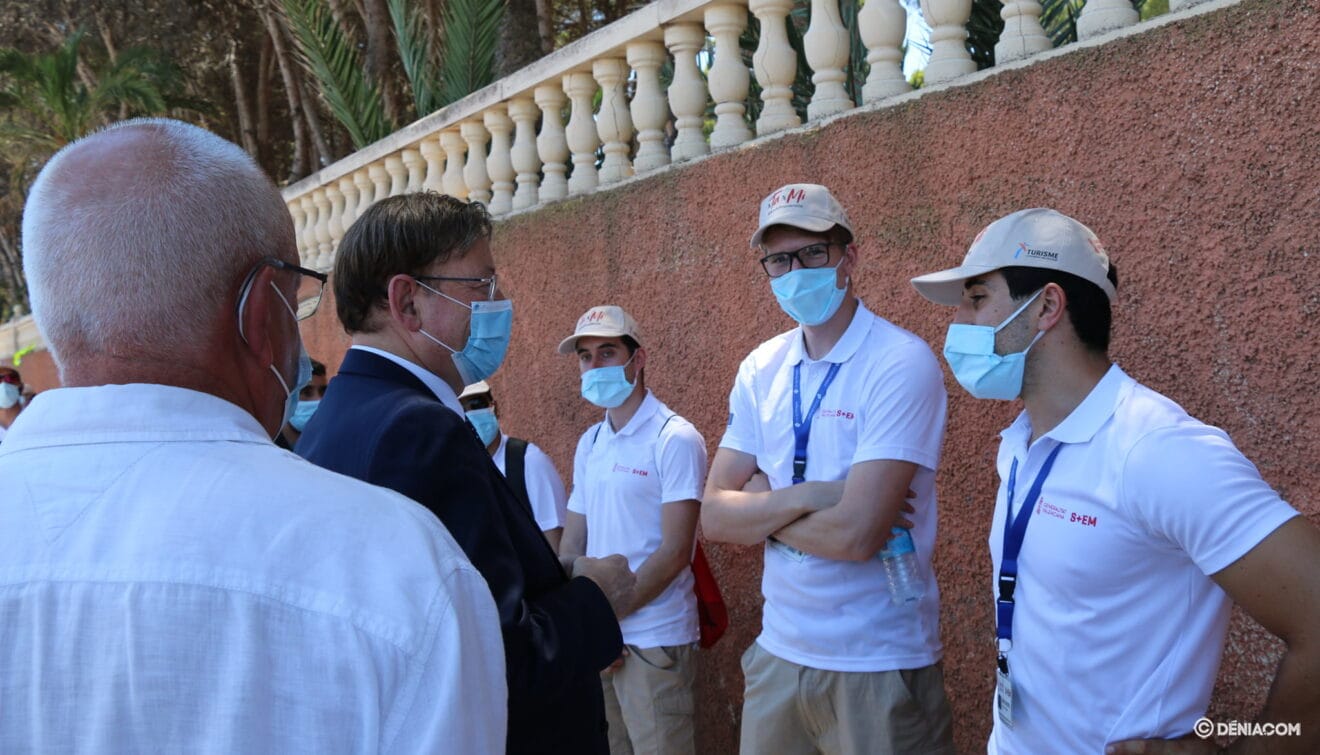 Ximo Puig y Vicent Grimalt junto a varios informadores