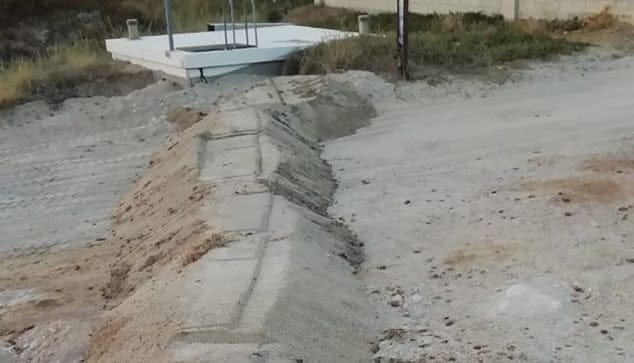 Vecinos de la Almadrava denuncian el desinterés de las autoridades ante la masificación de vehículos mal estacionados 2 Imagen: Zanja en la Almadrava