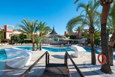 Zona exterior con piscina en Oliva Nova