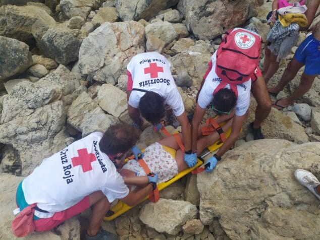 Imagen: Atención a la bañista en la cala nudista de Les Rotes