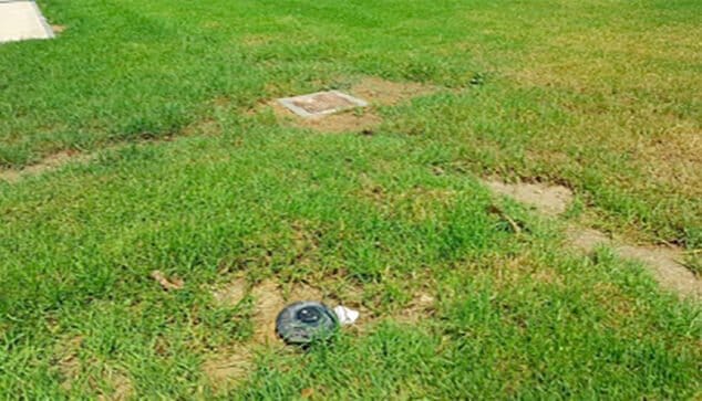 Imagen: Arqueta de cemento y aspersores dentro de la zona de juego