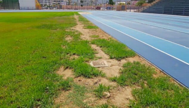 Imagen: Arquetas de cemento con tapas de metal junto al campo de rugby