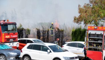 bombero actuando frente al incendio del hospital de denia