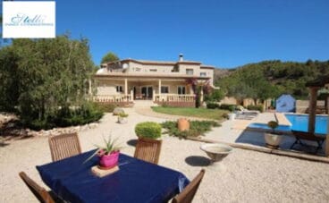 Exterior de una casa de campo a la venta en Llíber – Stella Inmo Consulting