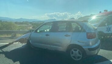 coche siniestrado en la autopista