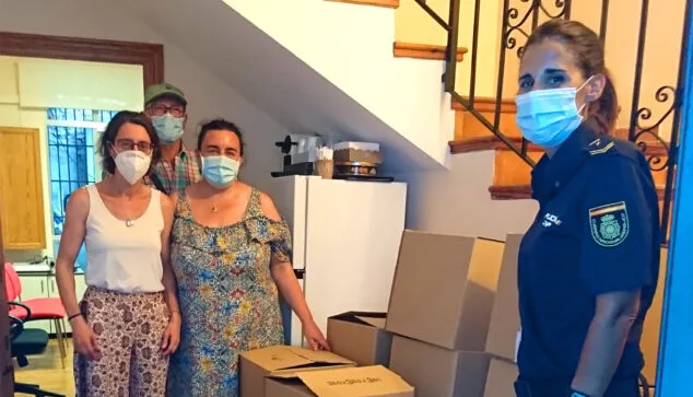 La Policía Nacional de Dénia dona 200 kilos de alimentos a Cáritas 1 Imagen: Donación a Cáritas de la Policía Nacional