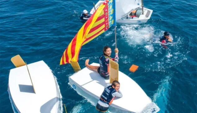 eduardo reyes celebrando su medalla