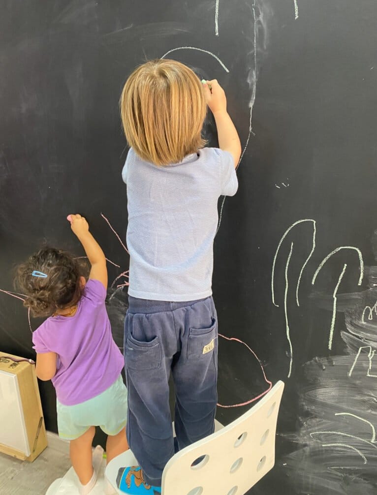Fotos niños pizarra Escolanova