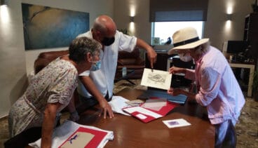 Grimalt hace entrega a De la Vega de la estampa del castillo