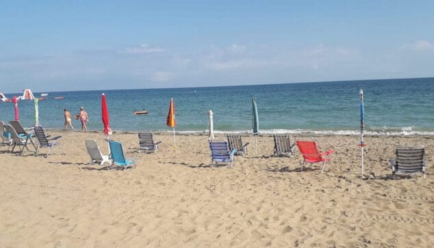 Imagen: Hamacas y sombrillas reservando espacio en Les Marines