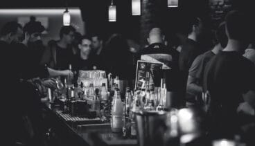 hombres en un bar ingiriendo alcohol