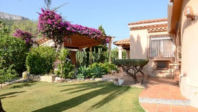 jardin chalet venta denia zona paidos euroholding