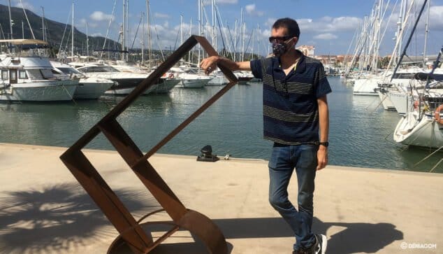 juan caravaca junto a su obra reverencia al covid