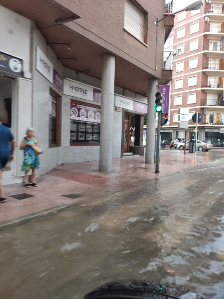 La fuerte lluvia llena de agua las calles de Dénia