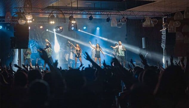Imagen: La Fúmiga junto a Pupil.les en Alzira | Foto de GarayGreen